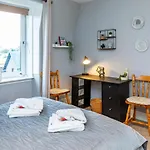 Modern Aberdeen City Apartment Free Parking