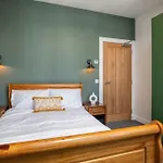 Remodelled Luxury 3 Bed Apartment