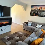 Stunning Cozy Three Bedroom House Near Ari