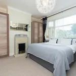 Dwellcome Home Ltd 3 Bedroom House, 2 Kings 1 Double, Garden, Free Driveway Parking, Fast Wifi, Ideal For Long Term Contractor, Etc Stays, Regular Housekeeping Option - See Our Site For Assurance