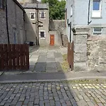 Stylish One Bed Flat With Private Parking