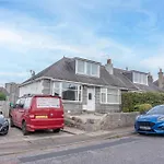 Dwellcome Home Ltd 3 Bedroom House, 2 Kings 1 Double, Garden, Free Driveway Parking, Fast Wifi, Ideal For Long Term Contractor, Etc Stays, Regular Housekeeping Option - See Our Site For Assurance