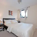 Riverview-2Br-Sleeps4-Citycentre-Parking-Fastwifi