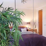 Riverview-2Br-Sleeps4-Citycentre-Parking-Fastwifi
