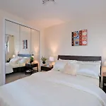 Riverview-2Br-Sleeps4-Citycentre-Parking-Fastwifi