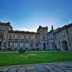 Modern & Cosy Apartment In The Heart Of The Historic Old Town Of Aberdeen, Free Wifi, Free Parking