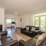 Dwellcome Home Ltd 5 Double Bedroom 2 And A Half Bathroom Aberdeen House, Free Drive Parking, Garden, Fast Wifi, Lovely Quiet Street, Ideal For Long Term Contractor, Corporate Etc Stays - See Our Site For Assurance
