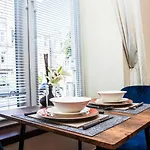 The Summit West End -Cosy Flat In Central Location