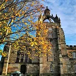 Modern & Cosy Apartment In The Heart Of The Historic Old Town Of Aberdeen, Free Wifi, Free Parking