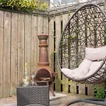 Dwellcome Home Ltd 3 Bedroom House, 2 Kings 1 Double, Garden, Free Driveway Parking, Fast Wifi, Ideal For Long Term Contractor, Etc Stays, Regular Housekeeping Option - See Our Site For Assurance
