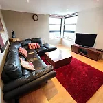 Lovely Two-Bed Apt