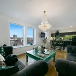Bohemian Raphsody Apartment ✪ Grampian Lettings Ltd