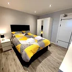 Private Room In Exclusive Apartment
