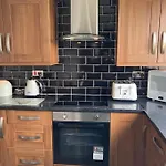 Bright Modern 2 Bedroom Apartment Free Parking And Wi-Fi