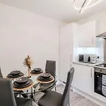 Central Location, Private Parking, Free Netflix