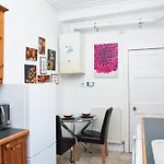 The Summit West End- Elegant Apartment With Free Parking In Prime Location
