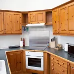 The Summit West End- Elegant Apartment With Free Parking In Prime Location