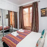The Summit West End- Elegant Apartment With Free Parking In Prime Location
