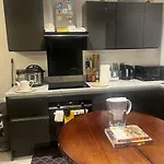 Lovely 2 Bedroom Home, Free Parking, 6 Mins From Airport