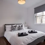 City Centre Apartment With Parking