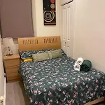 Wallfield Simple And Descent Apartment