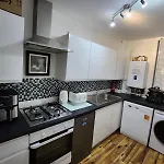 Number 63 Cosy 2 Bedroom Ground Floor Flat And Free Parking Outside Lez