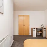 3 Bedroom House - Free Parking