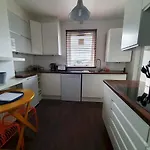 2 Bedroom, Free Parking & Netflix Near Hospitals