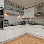 Queens Crescent - Stylish Retreat And Tranquil