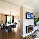 Cozy 3 Bedroom House Near Ari And City Centre, Ab16, Wifi, Parking, Netflix, Pet - Friendly