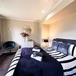 Cozy 3 Bedroom House Near Ari And City Centre, Ab16, Wifi, Parking, Netflix, Pet - Friendly