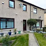 Cozy 3 Bedroom House Near Ari And City Centre, Ab16, Wifi, Parking, Netflix, Pet - Friendly