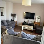 The Granite City - Modern City Centre Apartment