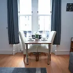 Modern Flat In Rosemount/City Centre