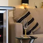 Marks At The Manor Luxury Riverside Apartments - Sleeps Up To 4, With Parking And Sky Tv