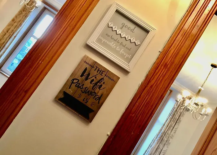 Cosy 2 Bedroom Central Apartment - Free Parking, Free Wifi