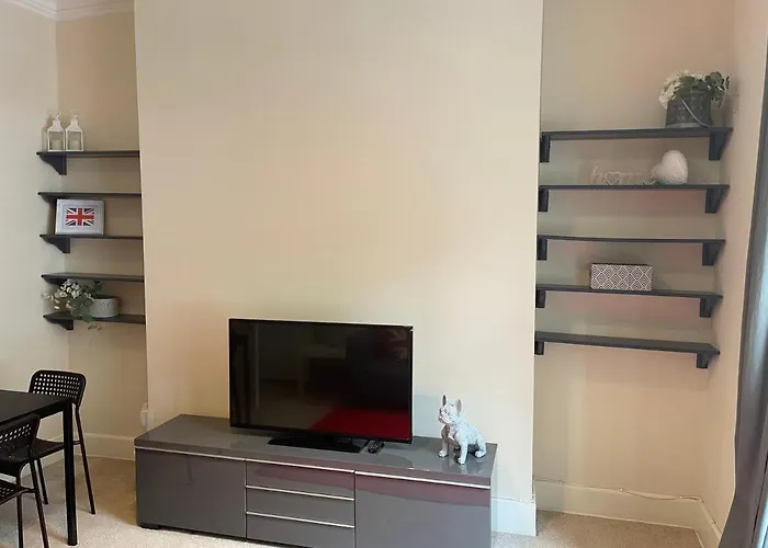 Beautiful 2 Bedroom Apartment- Prime Location, Aberdeen Centre
