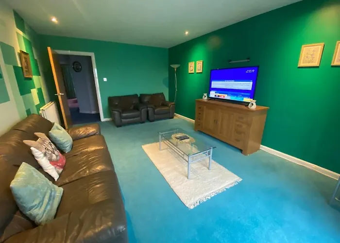 Comfortable, Self Contained 2 Double Beds Town Apartment Near Pittodrie Stadium