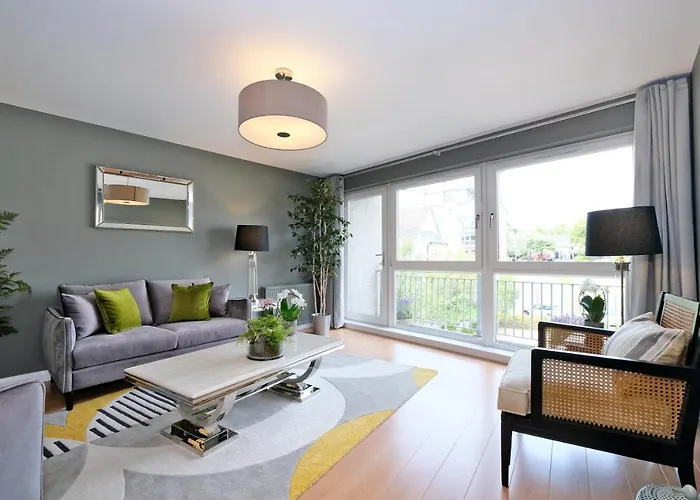 Bright And Spacious Home With A Balcony And City Views