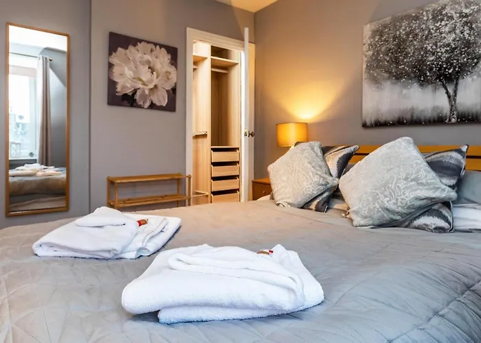 Modern Aberdeen City Apartment Free Parking