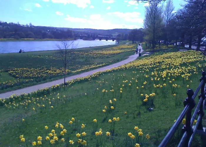 Marks At The Manor Luxury Riverside Apartments - Sleeps Up To 4, With Parking And Sky Tv