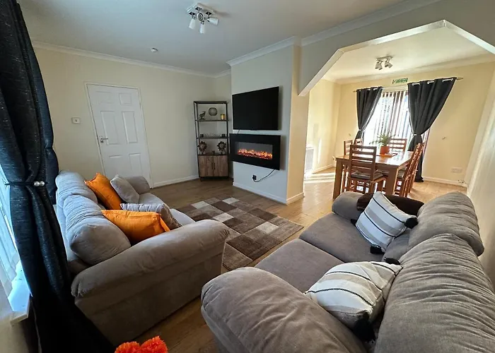 Stunning Cozy Three Bedroom House Near Ari