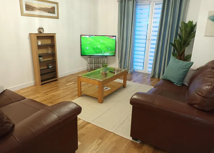 Spacious Elegant 2-Br Apartment In Aberdeen City Centre