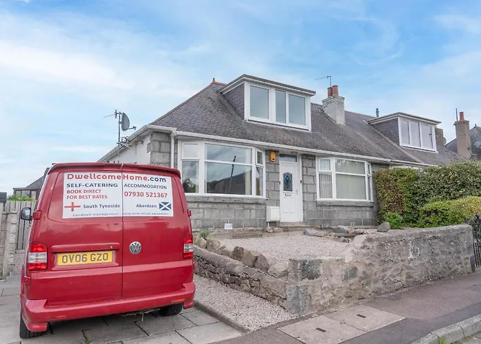 Dwellcome Home Ltd 3 Bedroom House, 2 Kings 1 Double, Garden, Free Driveway Parking, Fast Wifi, Ideal For Long Term Contractor, Etc Stays, Regular Housekeeping Option - See Our Site For Assurance