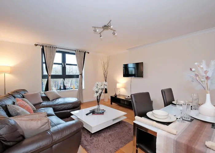 Riverview-2Br-Sleeps4-Citycentre-Parking-Fastwifi