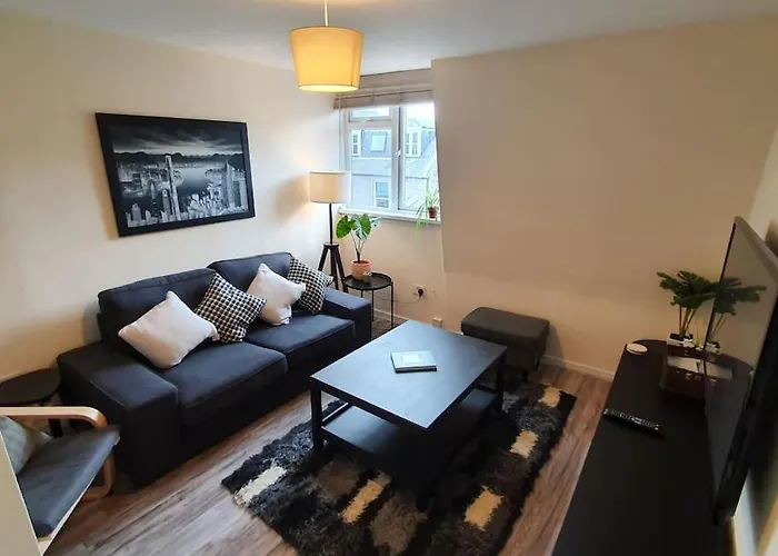 Lovely, Comfortable And Bright 3 Bedroom Top Floor Flat In City Centre