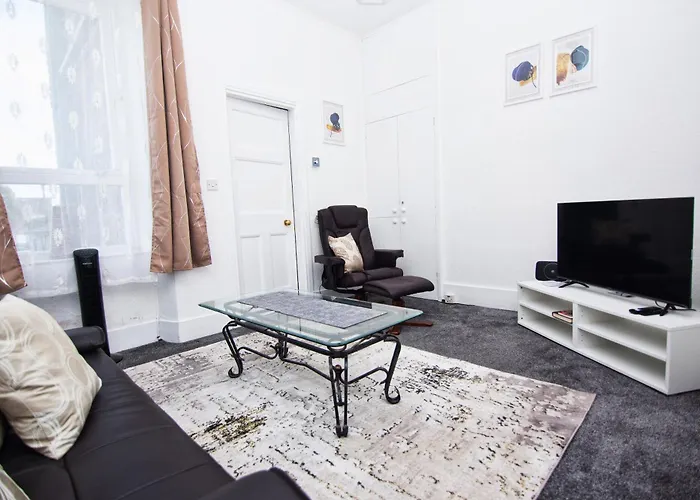 The Summit West End- Elegant Apartment With Free Parking In Prime Location