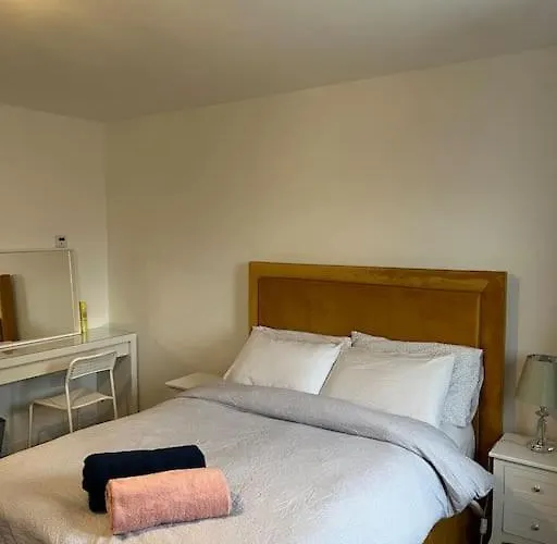 Lovely 2 Bedroom Home, Free Parking, 6 Mins From Airport