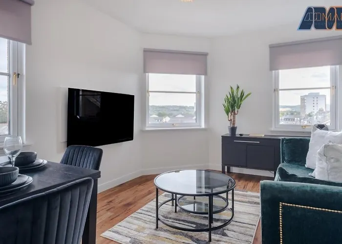 City Centre Apartment With Parking