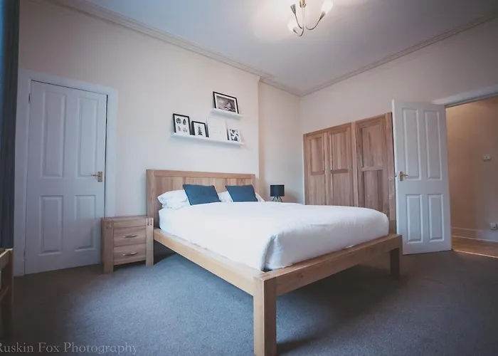 Stylish And Spacious Two Bed In Aberdeen\'S West End